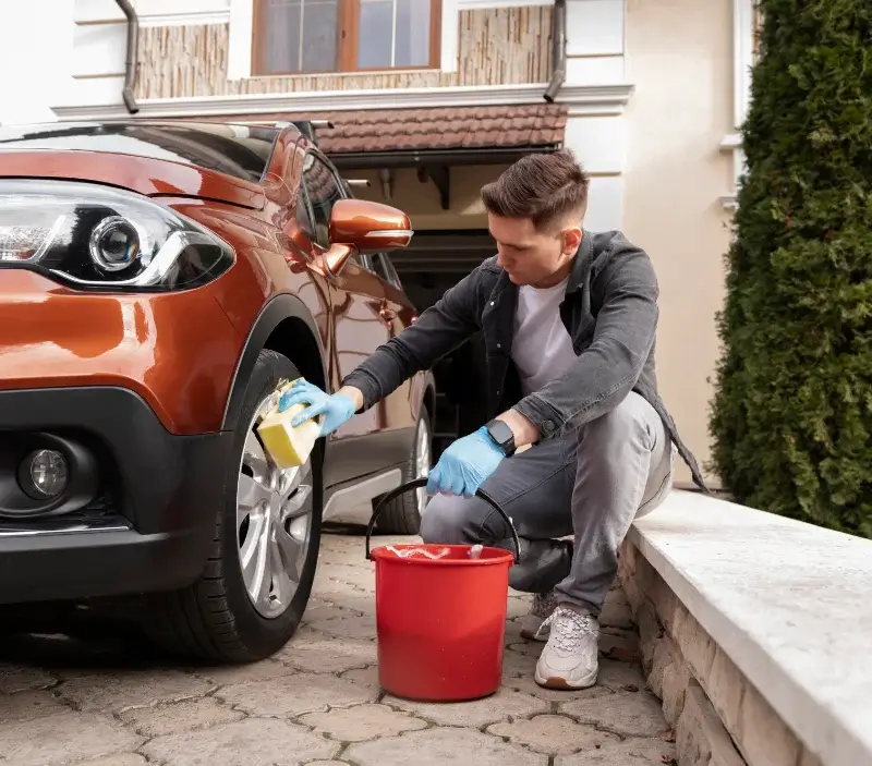 Lavage auto à domicile Vins-sur-Caramy : professionnel intervenant sur un véhicule